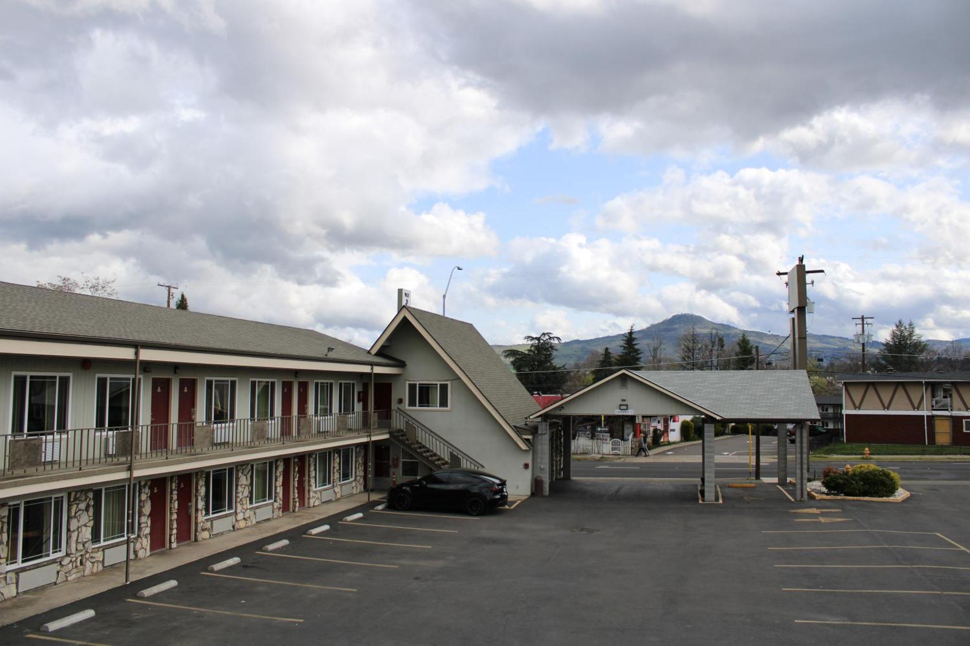 Pine Tree Motel 2*